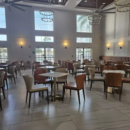 Montreal Suites Orlando Отели рядом с достопримечательностью «Аутлет-центр Orlando Premium Outlets»