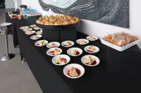 洲際酒店集團的梅尼達皇冠假日套房酒店 - 早餐