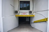 J Suites Hotel - parking