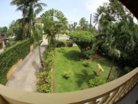 มูนไรส์ วิลลาส์ โรงแรมในเนกริล