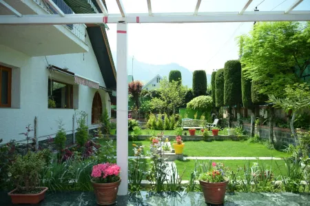 Tree of Life Lakeside Cottage, Srinagar Отели рядом с достопримечательностью «Индира Ганди Мемориал Тьюлип Гарден»