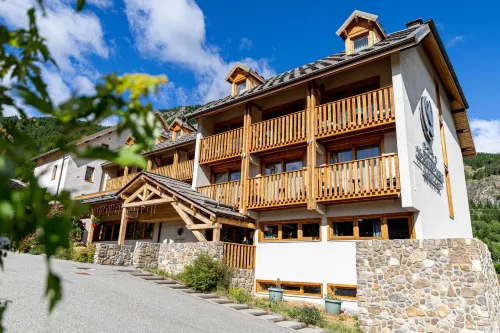 Le Grand Aigle Hotel & Spa فنادق في Le Monetier-les-Bains