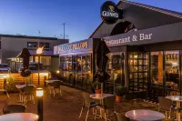 Twin Peaks Lakeside Inn โรงแรมใน