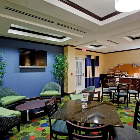 Holiday Inn Express & Suites RALEIGH SW NC STATE by IHG Отели рядом с достопримечательностью «Мемориальная колокольня»