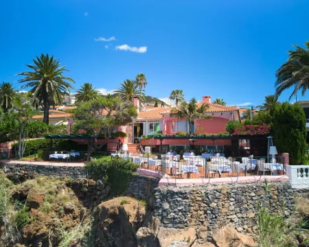 Inn & Art Madeira Hotels in Canico