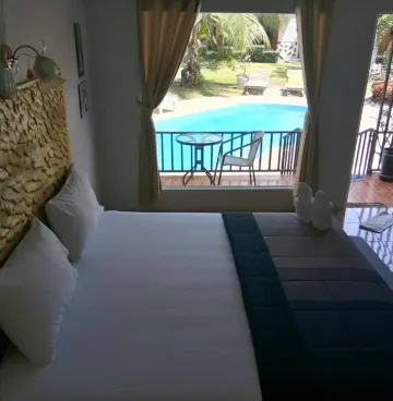 ห้องดีลักซ์ พร้อมวิวสระว่ายน้ำ