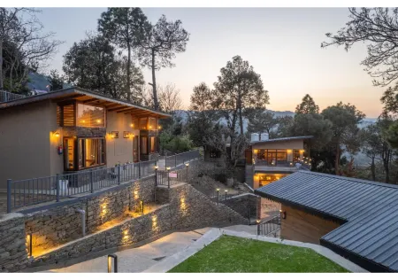 Rudraa resort and restaurant Отели в г. Алмора