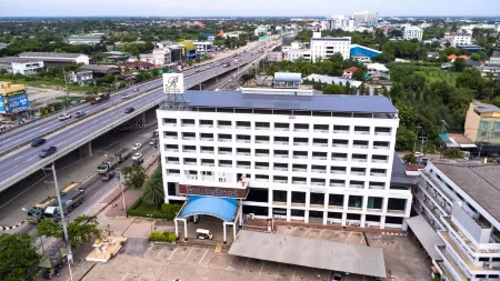 River Hotel The Budget Отели рядом с достопримечательностью «Computer Center Silapakorn University»