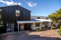 Le Chalet Waiheke Apartments - Parking
