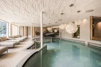 Excelsior Dolomites Life Resort - Uima-altaat