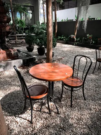 Lovinalife Room & Cafe