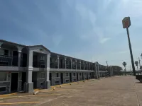 Super 8 by Wyndham la Marque TX/Texas City Area Hotels in Hitchcock