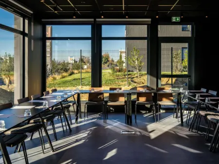 Ibis Saint Paul Trois Chateaux Отели в г. Клансей