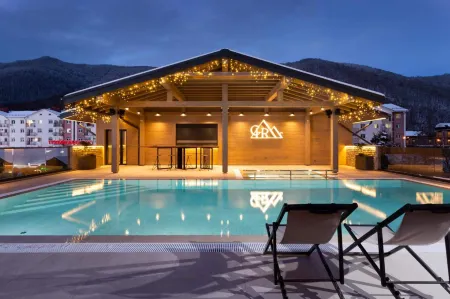 Country Hills Resort (Кантри Хиллс Резорт) Отели рядом с достопримечательностью «Смотровая поляна 960»