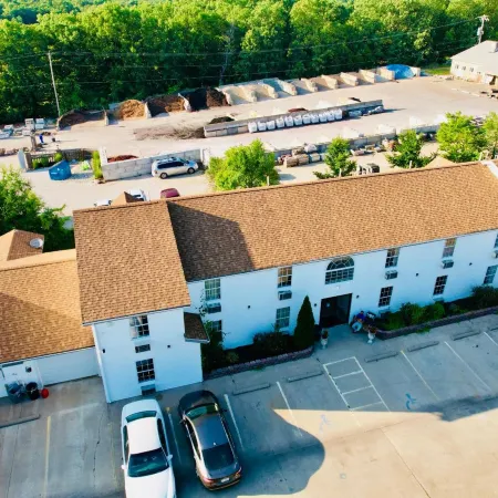 Ozark Inn & Suites