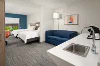 Holiday Inn Express & Suites Newport South
