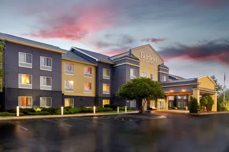 Fairfield Inn & Suites Warner Robins Отели рядом с достопримечательностью «Парк Уэллстон»