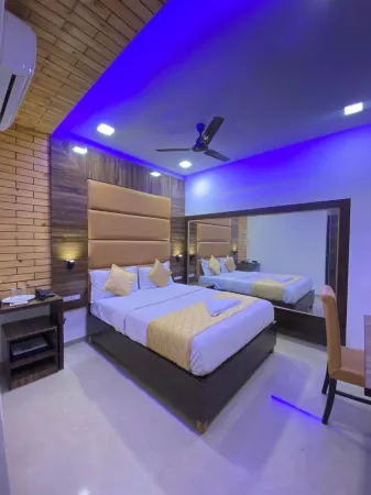 Hotel Blue Wellington - Near Mumbai Airport Отели рядом с достопримечательностью «Paras Dham Temple»