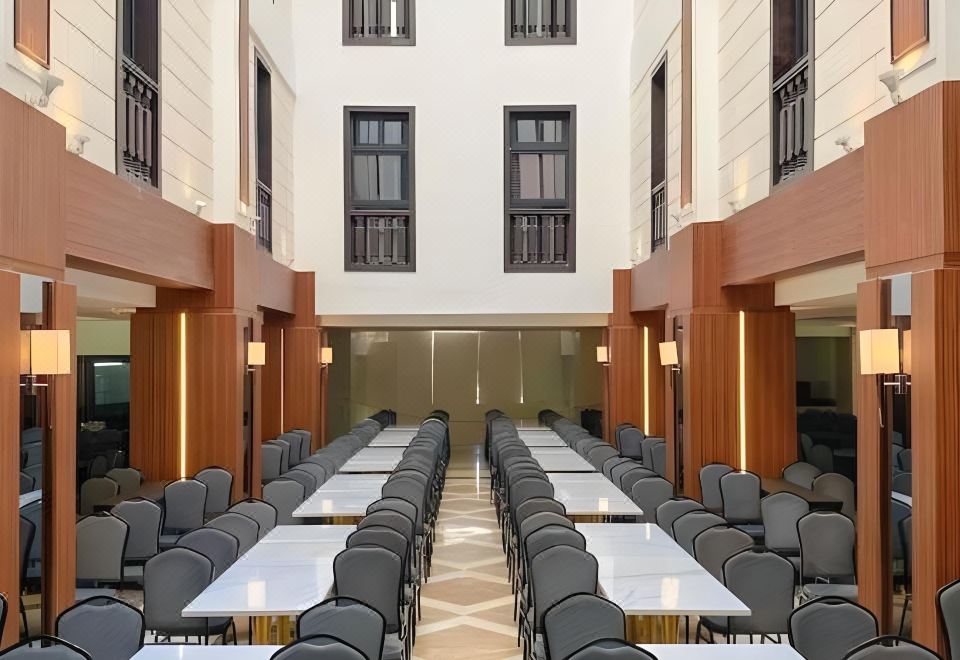 [The Plaza Garden Hotel의 깨끗하고 현대적인 객실 내부]