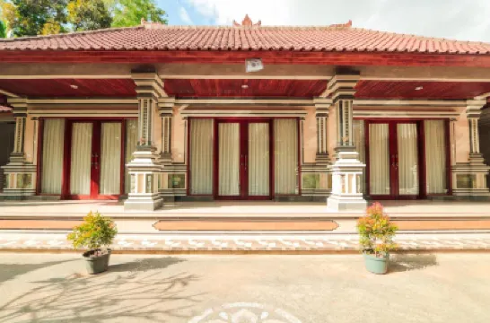 Vaneka Garden House Hotels near Pura Sada