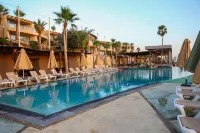 O Beach Hotel & Resort - Kolam Renang
