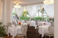 Logis Hotel Royal Saint-Mart - parking