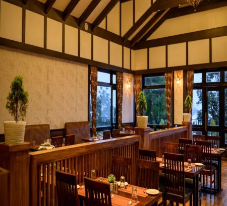 Istana Resort & Spa Отели рядом с достопримечательностью «Darjeeling Himalayan Railway Toy Train»