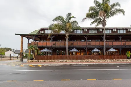 Knysna Log-Inn Hotel Отели в г. Книсна