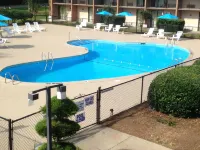 Econo Lodge - Pools