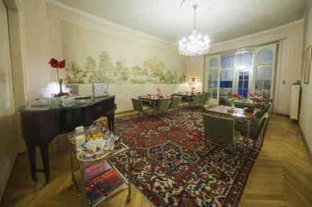 Hotel am Berg Отели рядом с достопримечательностью «Taunusturm»