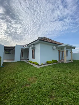 Guesthouse Casamontana (Full 1 Rumah) Отели в г. Mertoyudan