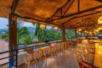 Madpackers Goa Anjuna - Bar & Pool