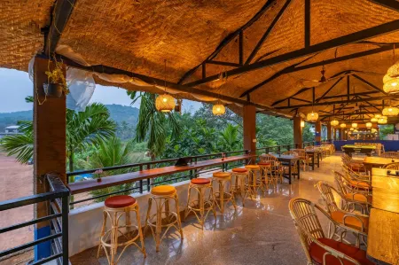 Madpackers Goa Anjuna - Bar & Pool