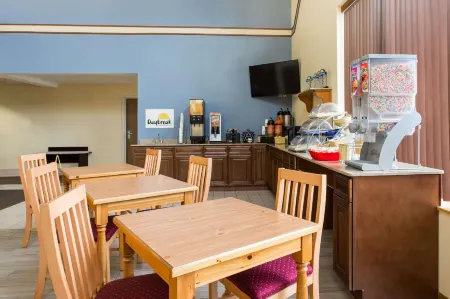 Days Inn by Wyndham Johnson Creek Отели в г. Лейк Милс