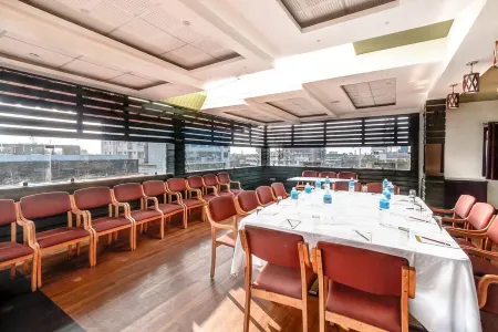 Hotel Golden Treat Отели рядом с Аэропорт Индор