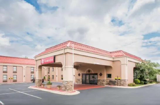 Ramada by Wyndham Hendersonville Отели в г. Блу Ридж