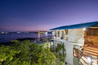 Blu Galapagos Sustainable Waterfront Lodge Hotel a 