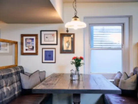 ดิเรดไลออน โรงแรมในHook