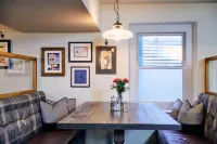 The Red Lion Hotel a Hook