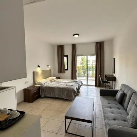 New York Plaza Hotel Apartments โรงแรมในปาฟอส