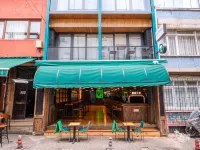 Elephant In The Room Hotels near مودا