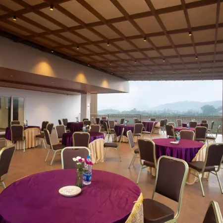 Le Crown Hotel