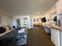 Capricorn Motor Inn - balcony