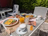 Saint Artemios Hotel and Oriental Suites - Pensions