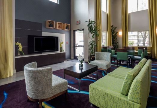 깔끔하게 정리된 호텔 침실 인테리어