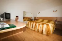 Lion Hotel Hotel dekat The Varnitsky Trinity Monastery of St. Sergius