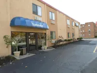 Travelodge by Wyndham Cleveland Lakewood Hotels in Lakewood