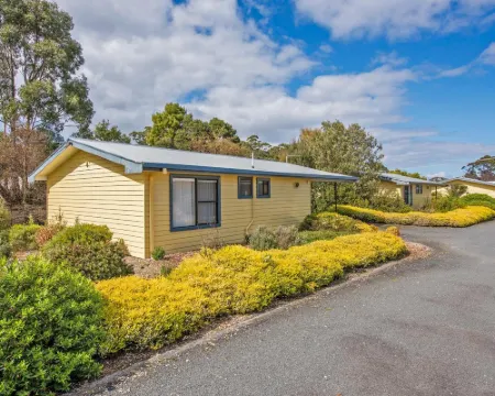 Marsden Court Apartments Hotels in Strahan