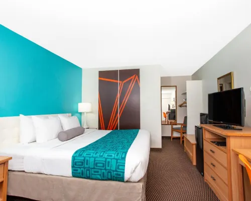 Howard Johnson by Wyndham Colorado Springs Hotels near Ivywild School