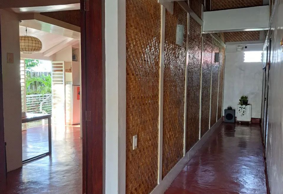 [Orange Mangrove Pension House의 밝고 깔끔한 객실 내부 이미지]